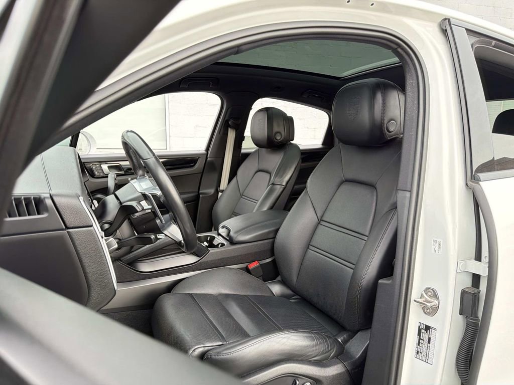 Used 2023 Porsche Cayenne Platinum Edition image 31