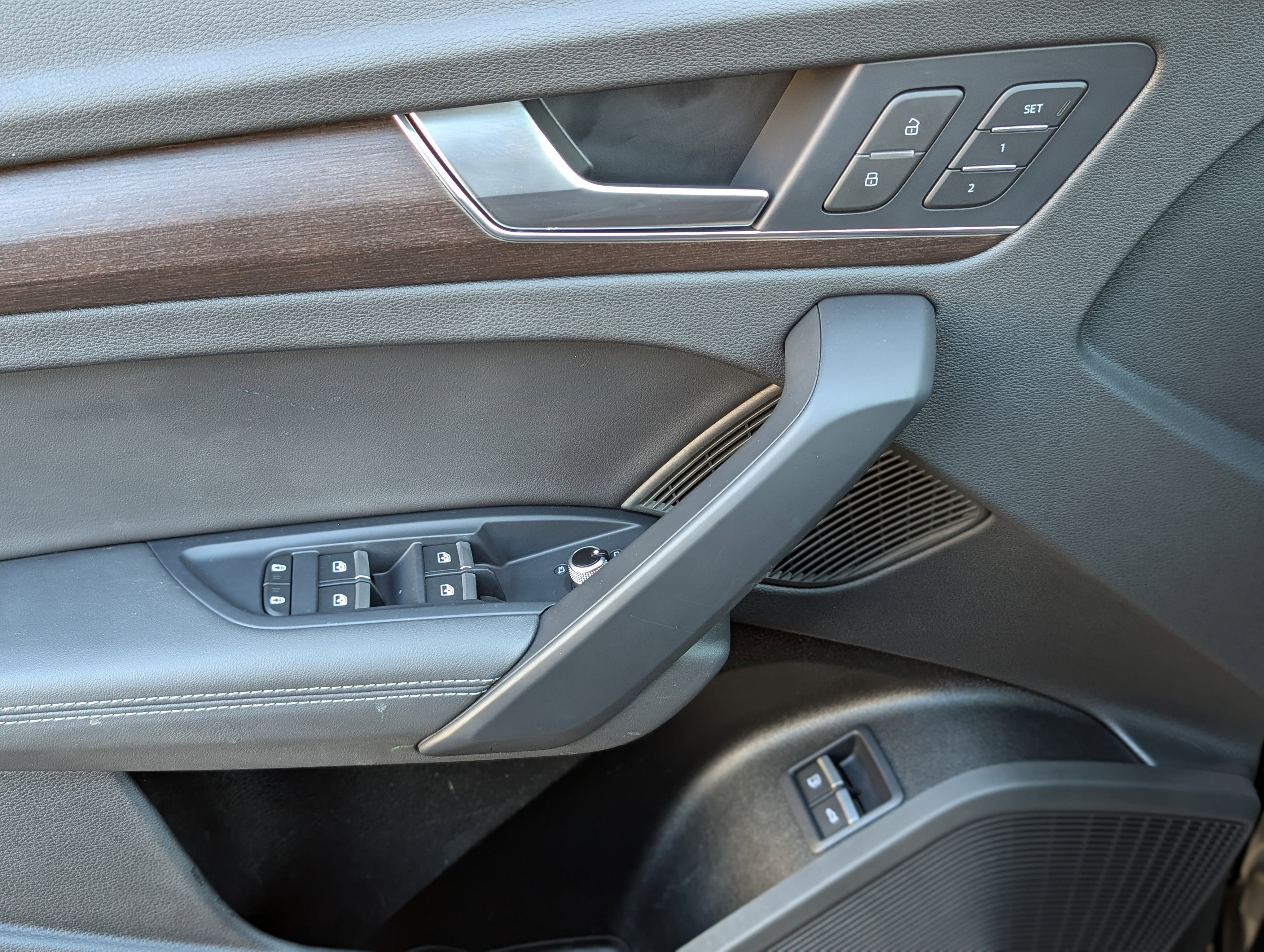 Used 2024 Audi Q5 e Premium Plus w/ Premium Plus Package image 17