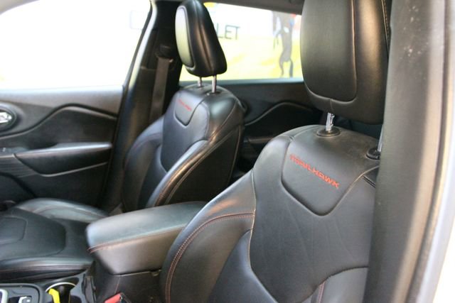 Used 2016 Jeep Cherokee Trailhawk w/ Leather Interior Group AWD/4WD image 18