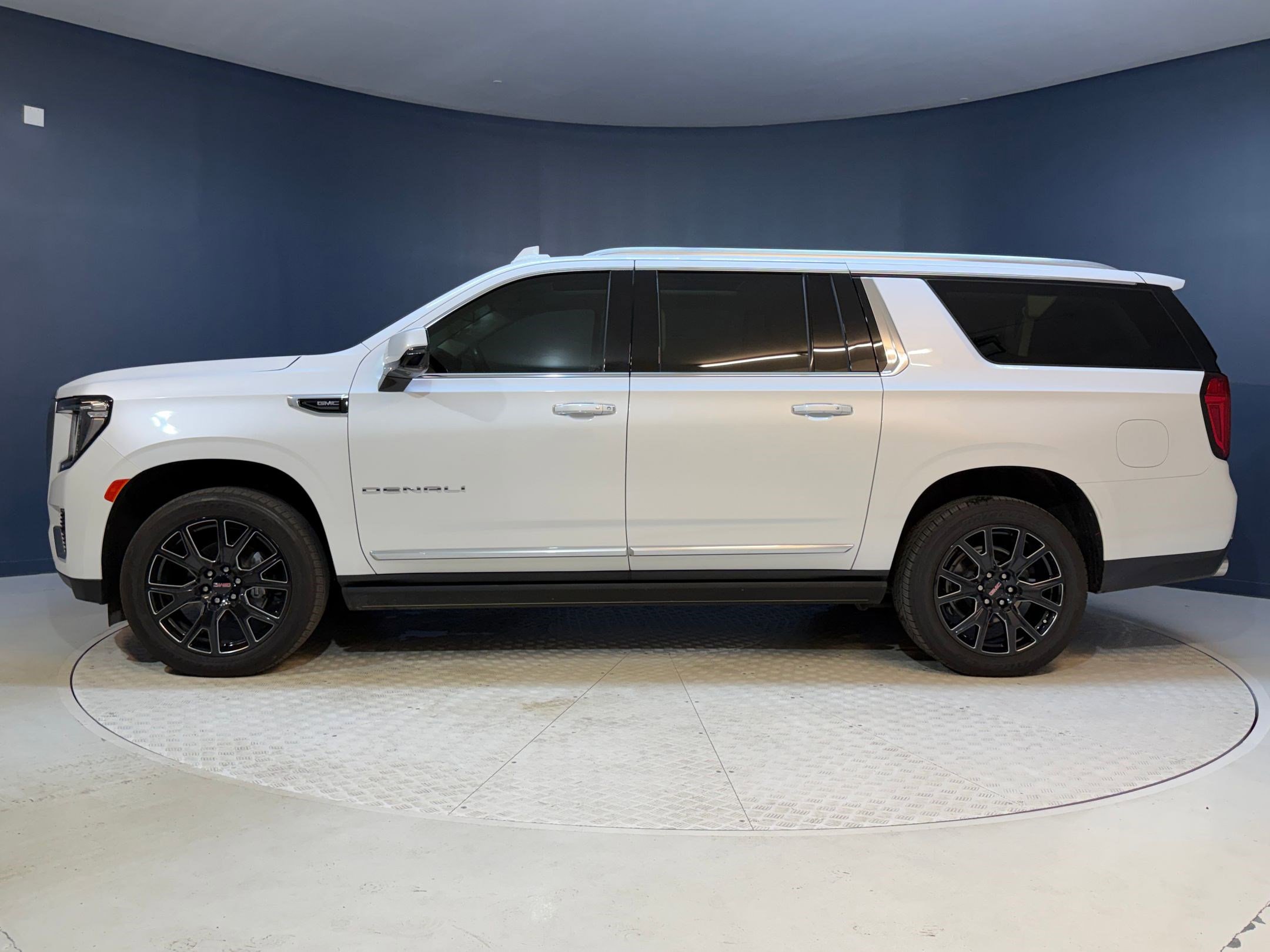 Used 2023 GMC Yukon XL Denali image 2