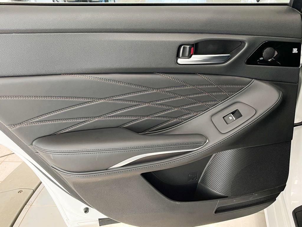 Used 2021 Toyota Avalon Limited image 29