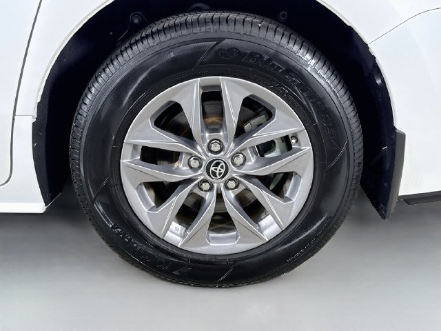 Used 2025 Toyota Sienna XLE FWD image 31