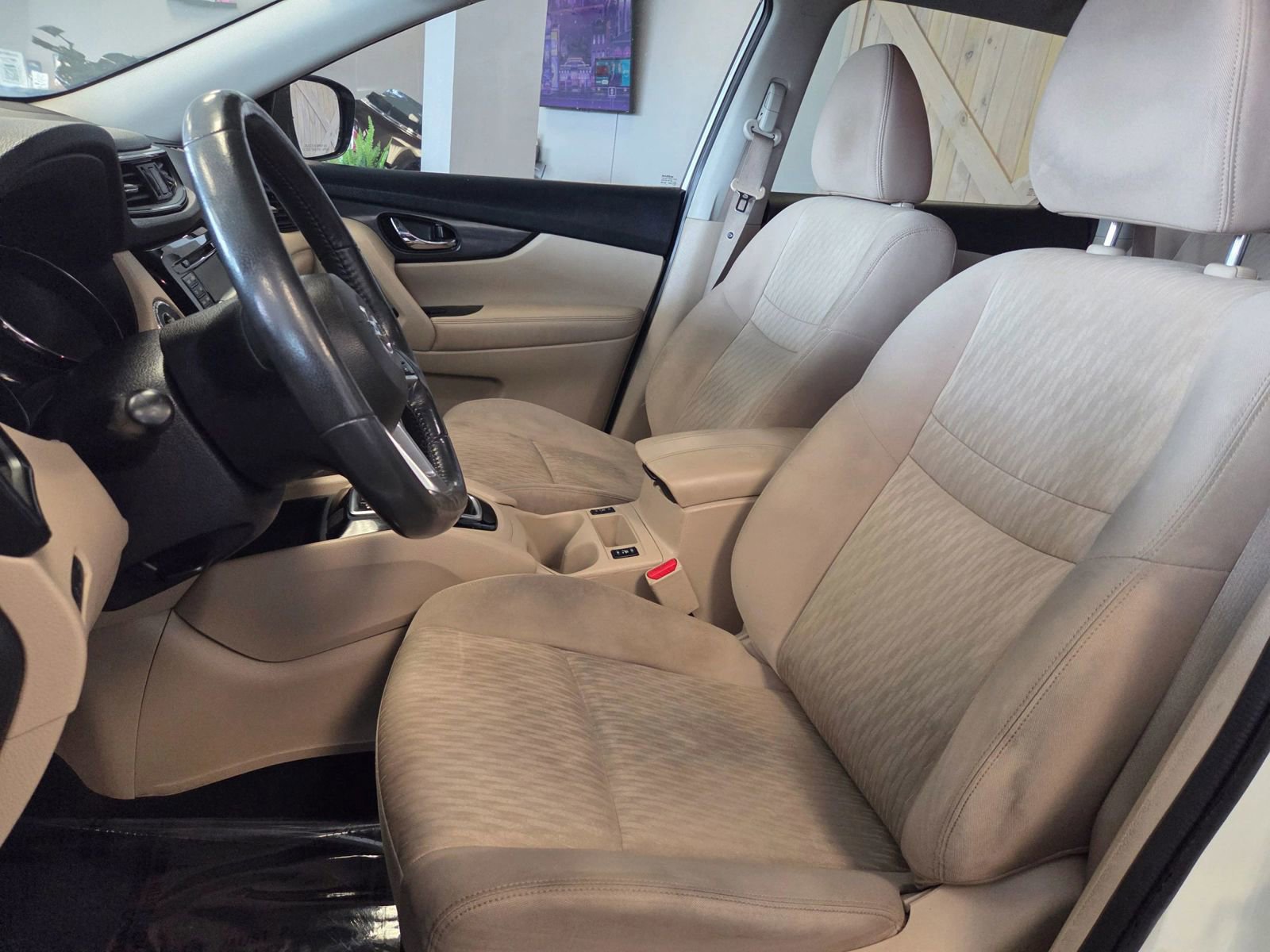 Used 2017 Nissan Rogue SV w/ SV Premium Package image 16