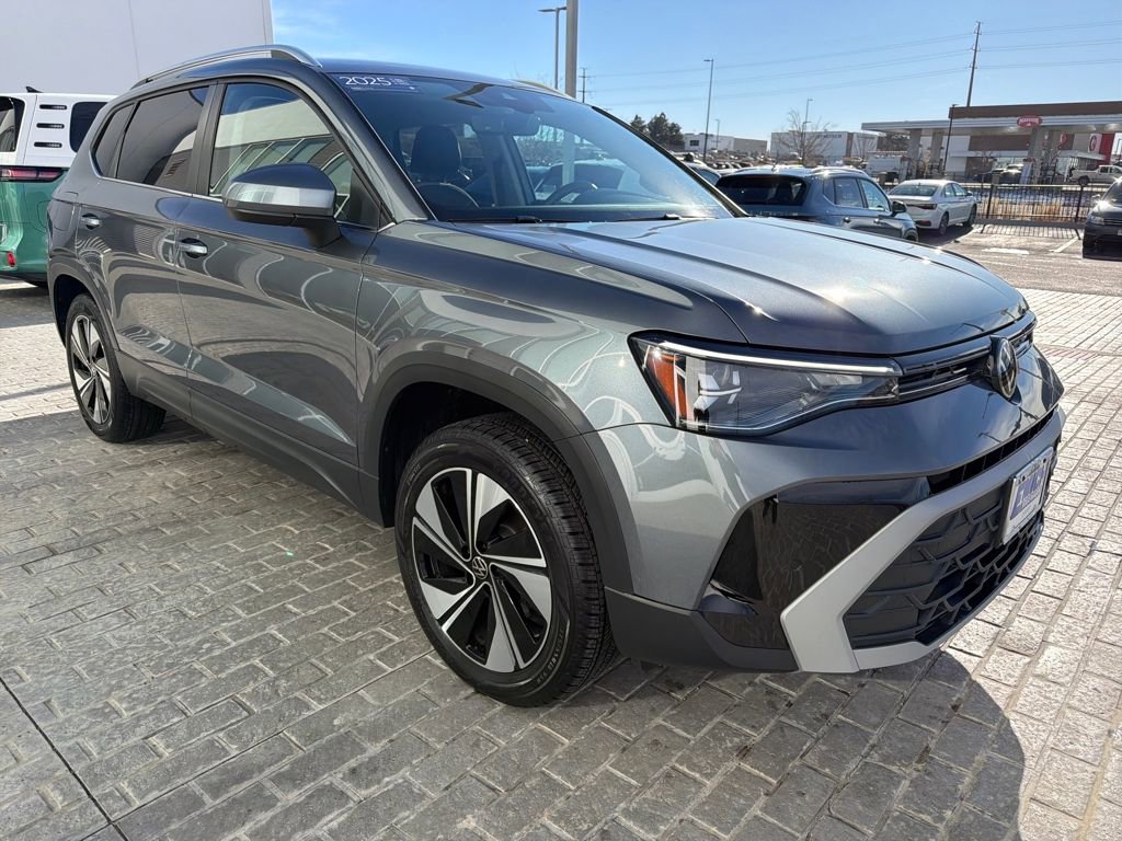 Certified 2025 Volkswagen Taos SE image 9