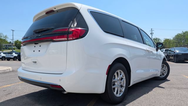 New 2027 Chrysler Pacifica Select FWD image 5