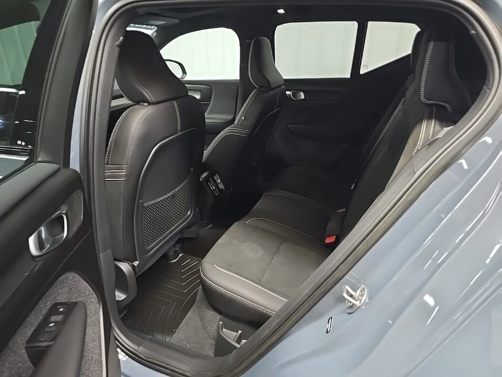 Used 2022 Volvo XC40 P8 Recharge Plus image 33