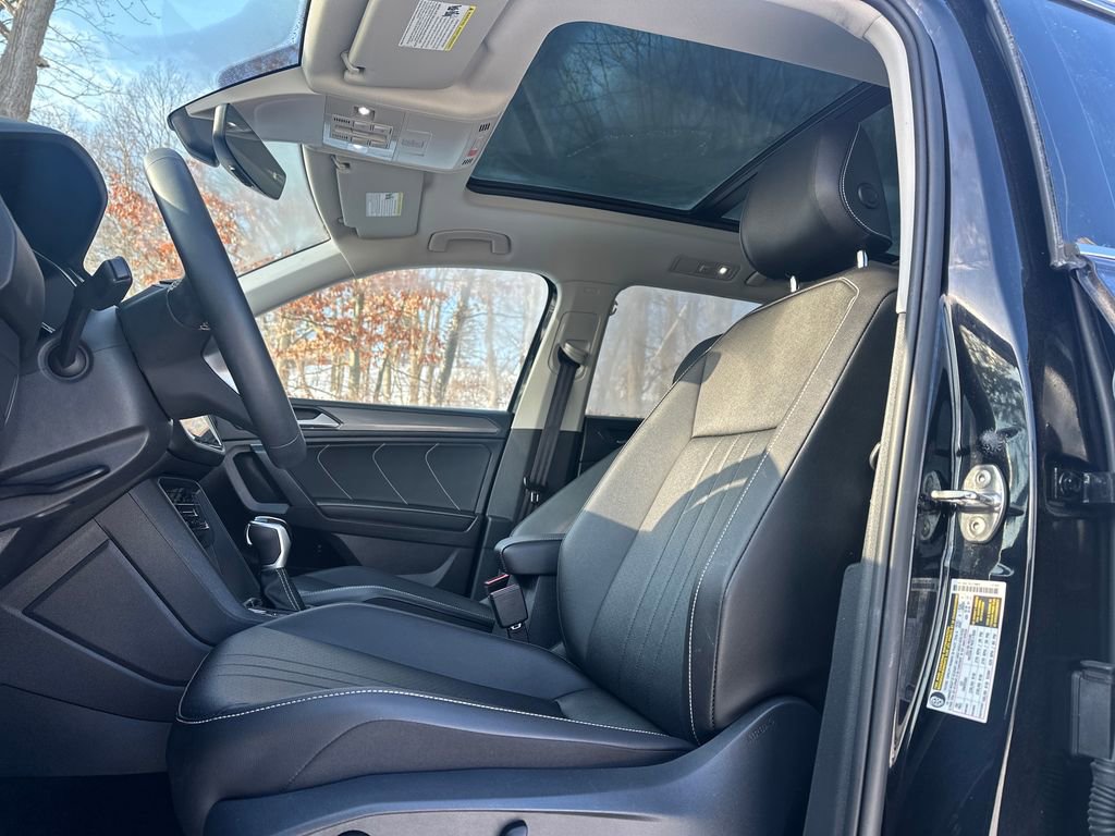 Certified 2022 Volkswagen Tiguan SE w/ Panoramic Sunroof Package image 3
