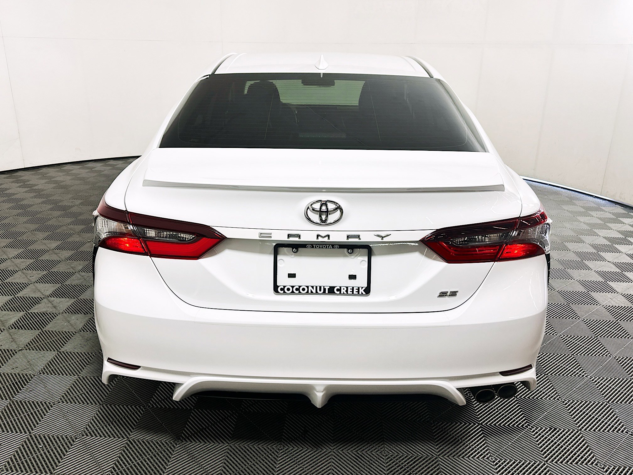 Used 2024 Toyota Camry SE w/ Convenience Package FWD image 4
