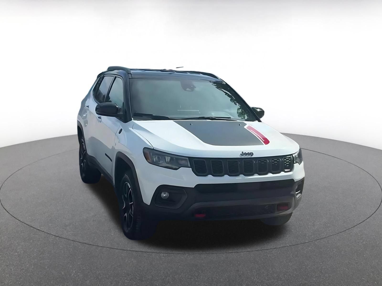 Used 2025 Jeep Compass Trailhawk AWD/4WD image 3