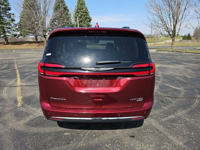 Used 2022 Chrysler Pacifica Limited w/ Uconnect Theater Family Group image 5