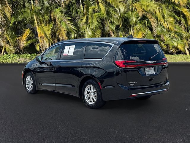 Used 2023 Chrysler Pacifica Touring-L FWD image 8