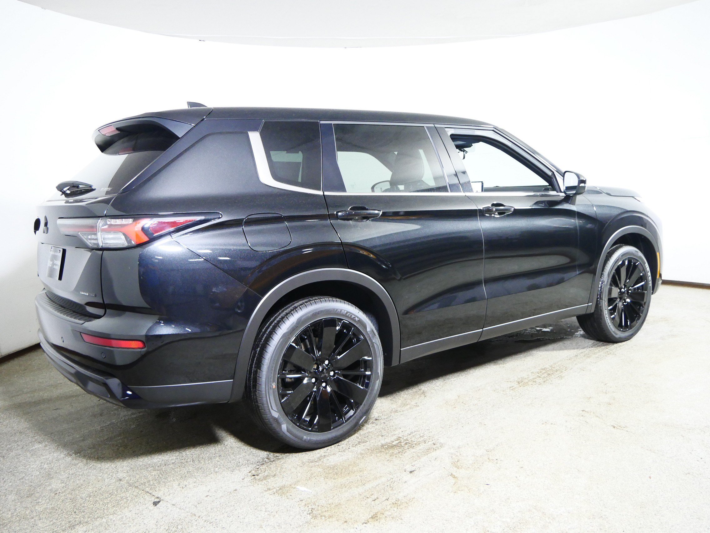 New 2026 Mitsubishi Outlander LE AWD/4WD image 2