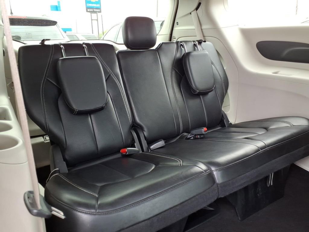 Used 2023 Chrysler Pacifica Touring-L image 14