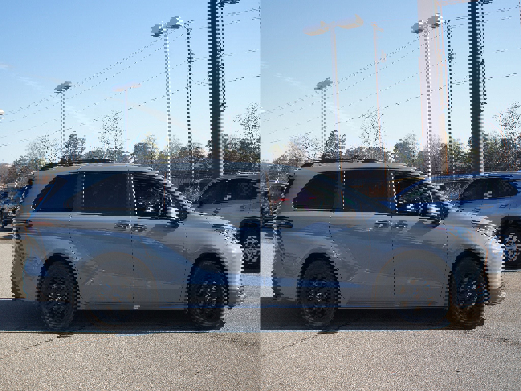 Used 2025 Toyota Sienna XLE Woodland Edition image 22