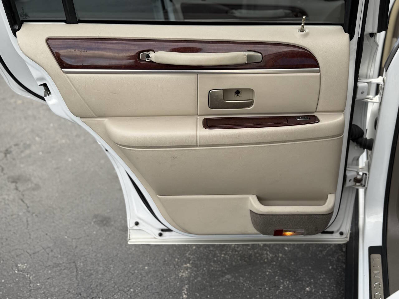 Used 2003 Lincoln Town Car Signature image 19