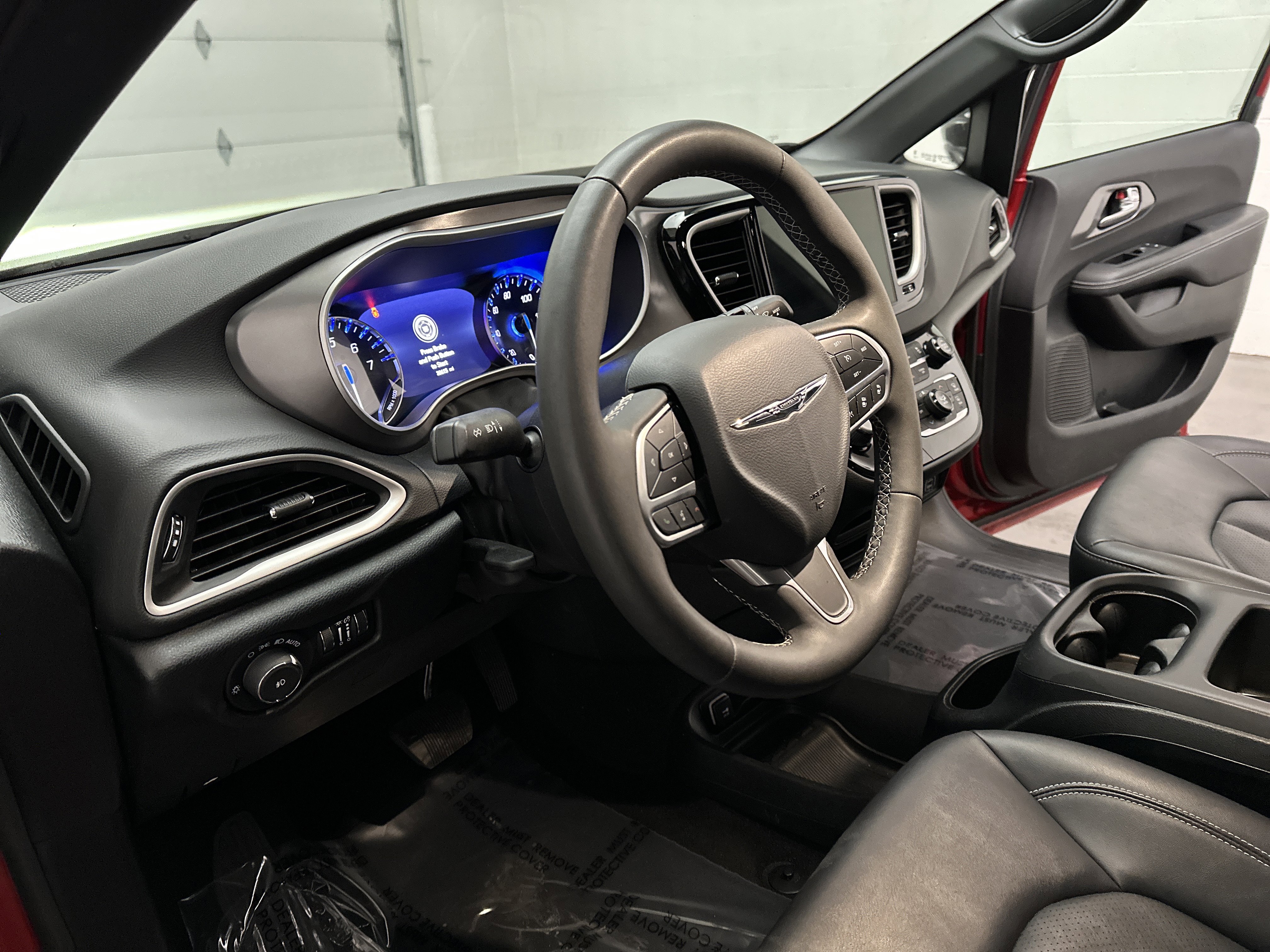 Used 2025 Chrysler Pacifica Select FWD image 16
