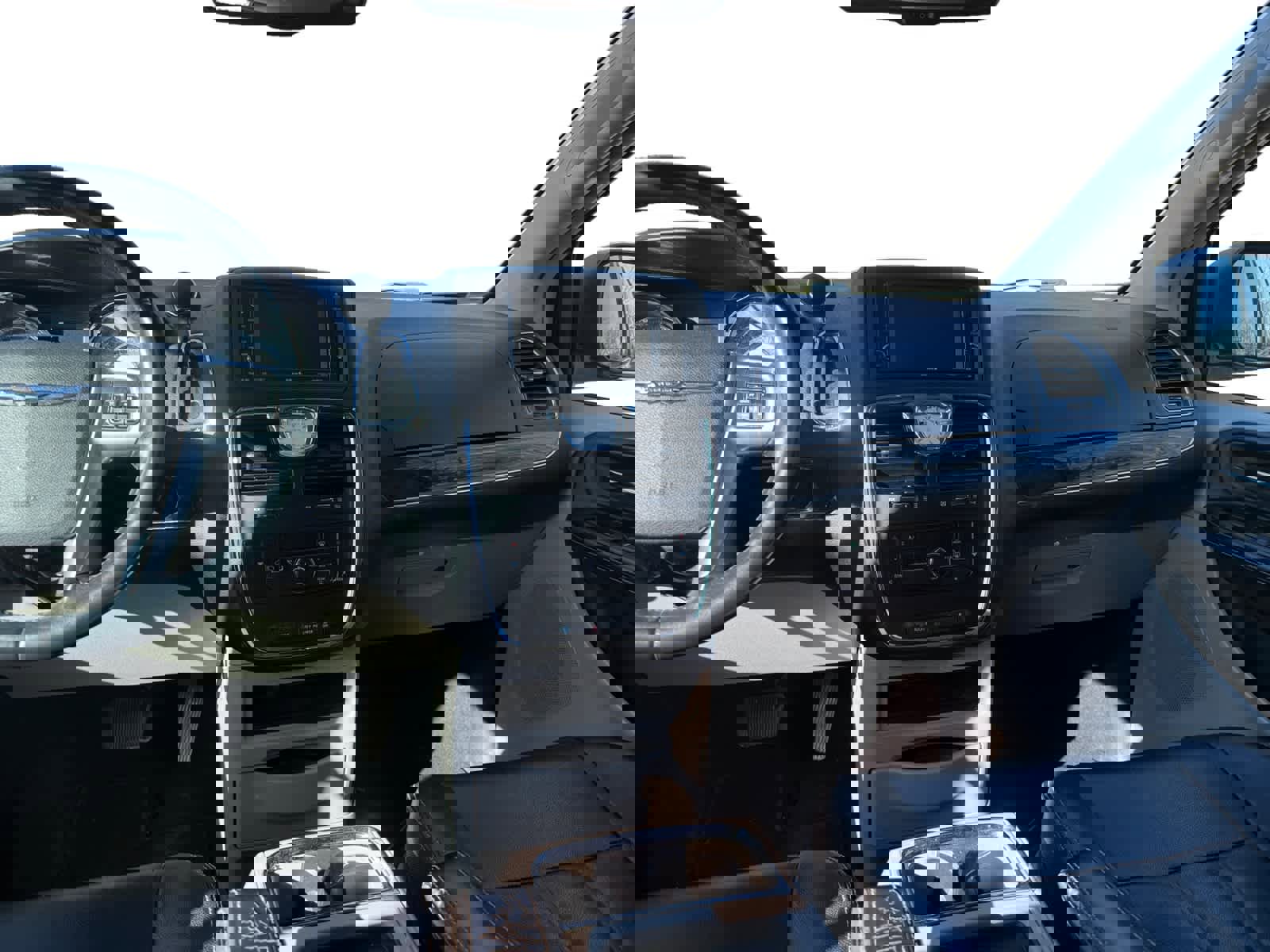 Used 2013 Chrysler Town & Country Touring image 11