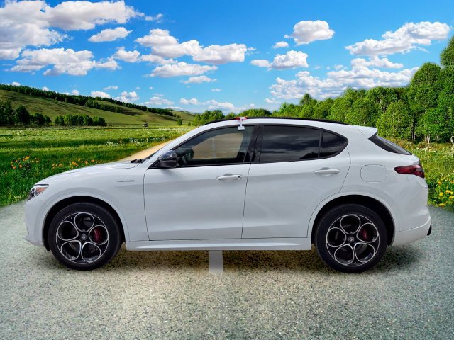 Used 2023 Alfa Romeo Stelvio Veloce AWD/4WD image 3
