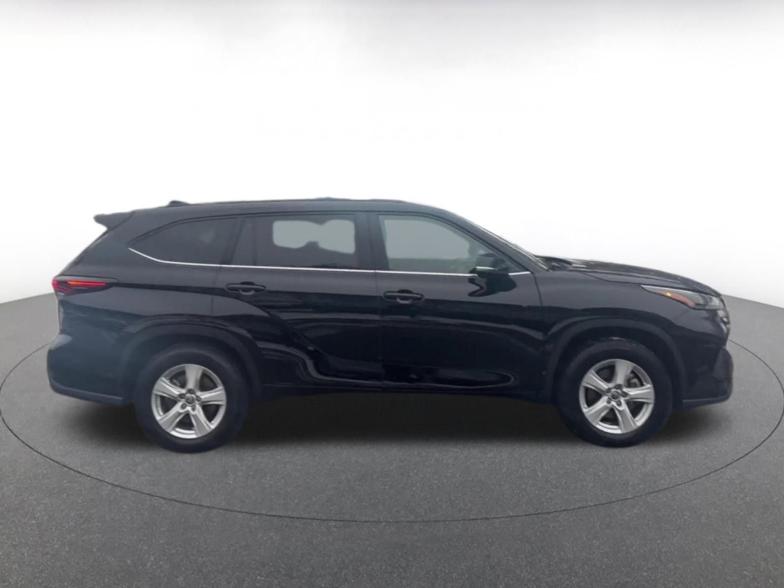 Used 2025 Toyota Highlander LE image 16
