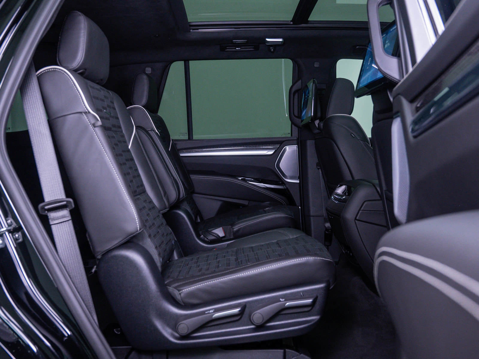 Used 2026 Cadillac Escalade V w/ LPO, ONYX Package AWD/4WD image 13