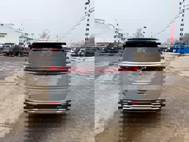 Used 2023 Kia Carnival EX image 5