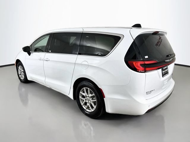 Used 2024 Chrysler Pacifica Touring-L FWD image 5
