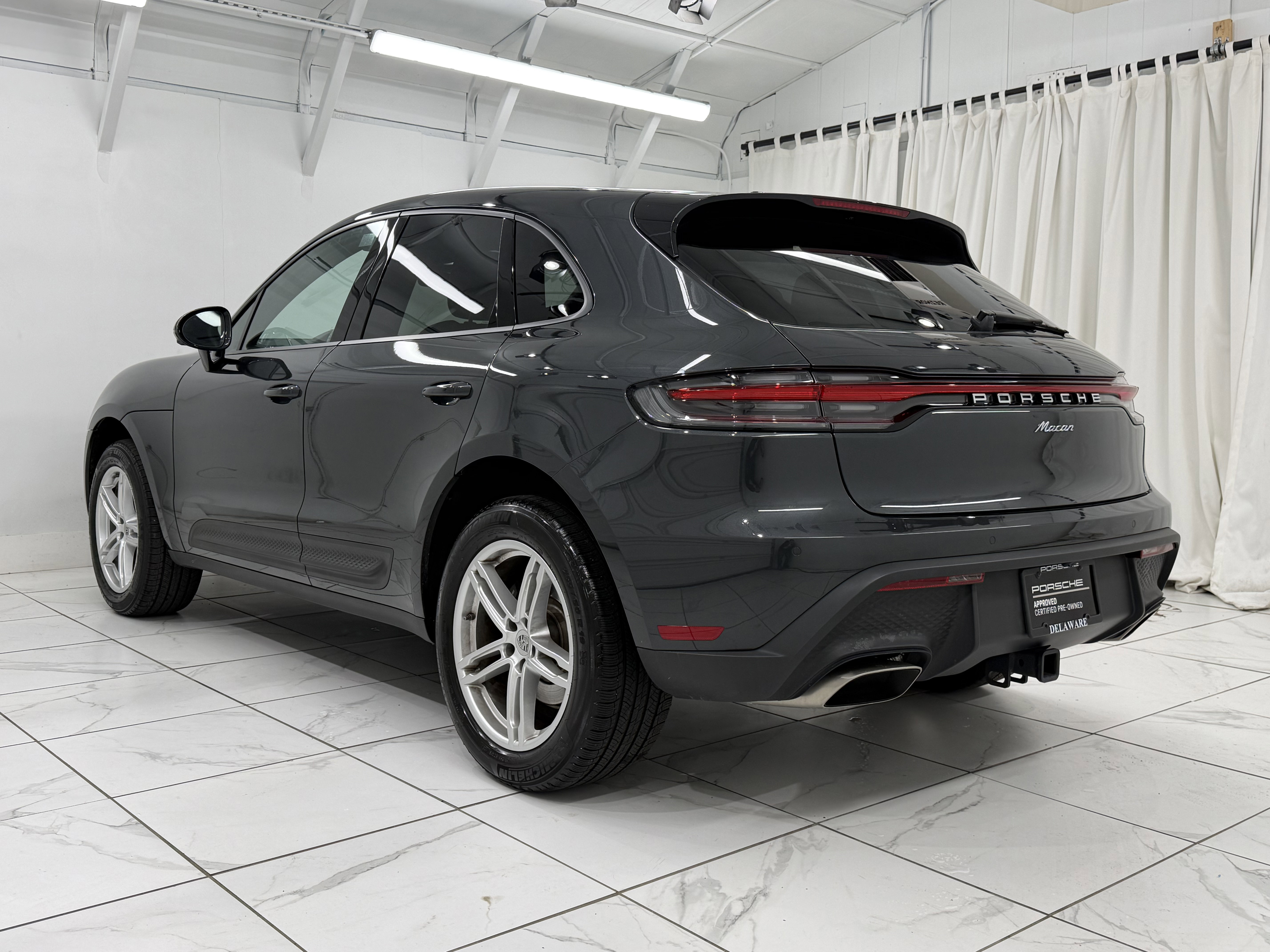 Certified 2025 Porsche Macan image 3