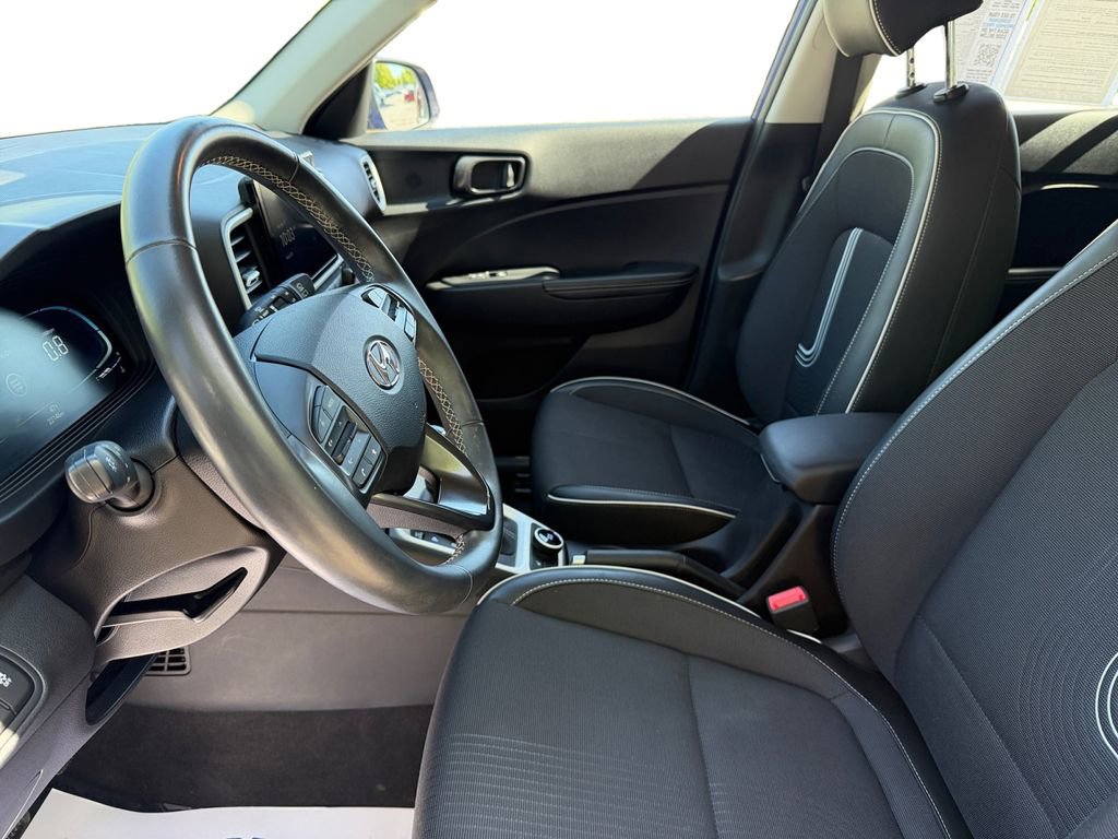 Used 2023 Hyundai Venue Limited FWD image 9