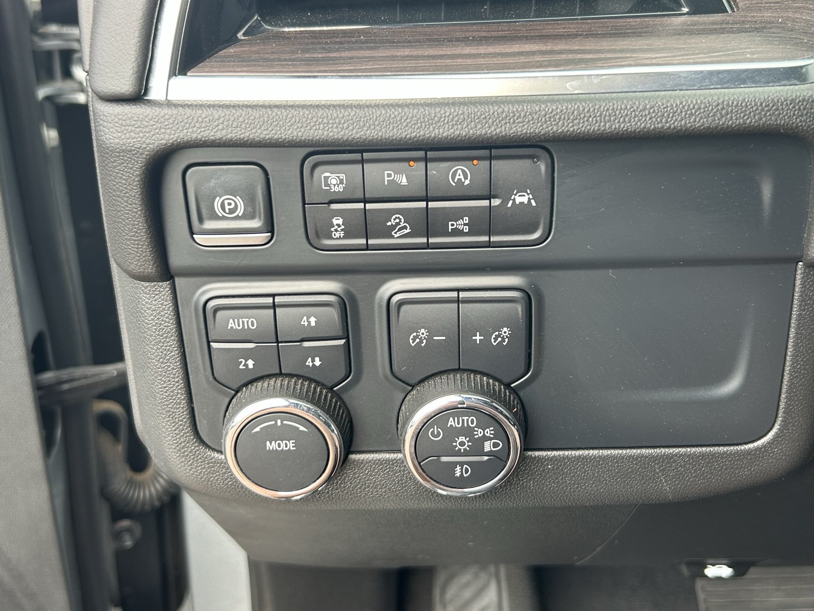 Used 2025 Chevrolet Tahoe Z71 AWD/4WD image 33