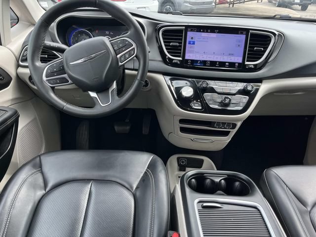 Used 2023 Chrysler Pacifica Touring-L FWD image 13