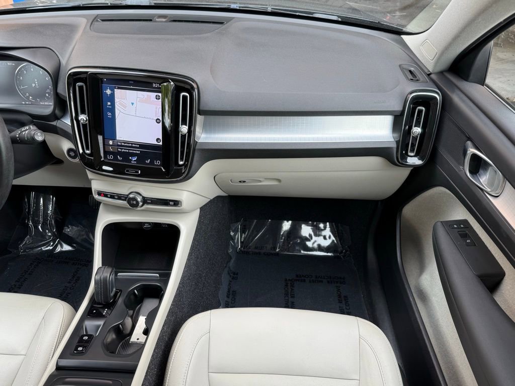 Used 2021 Volvo XC40 T5 Momentum w/ Premium Package image 28