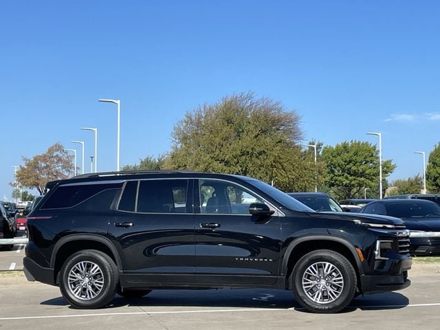 Used 2025 Chevrolet Traverse LT FWD image 3