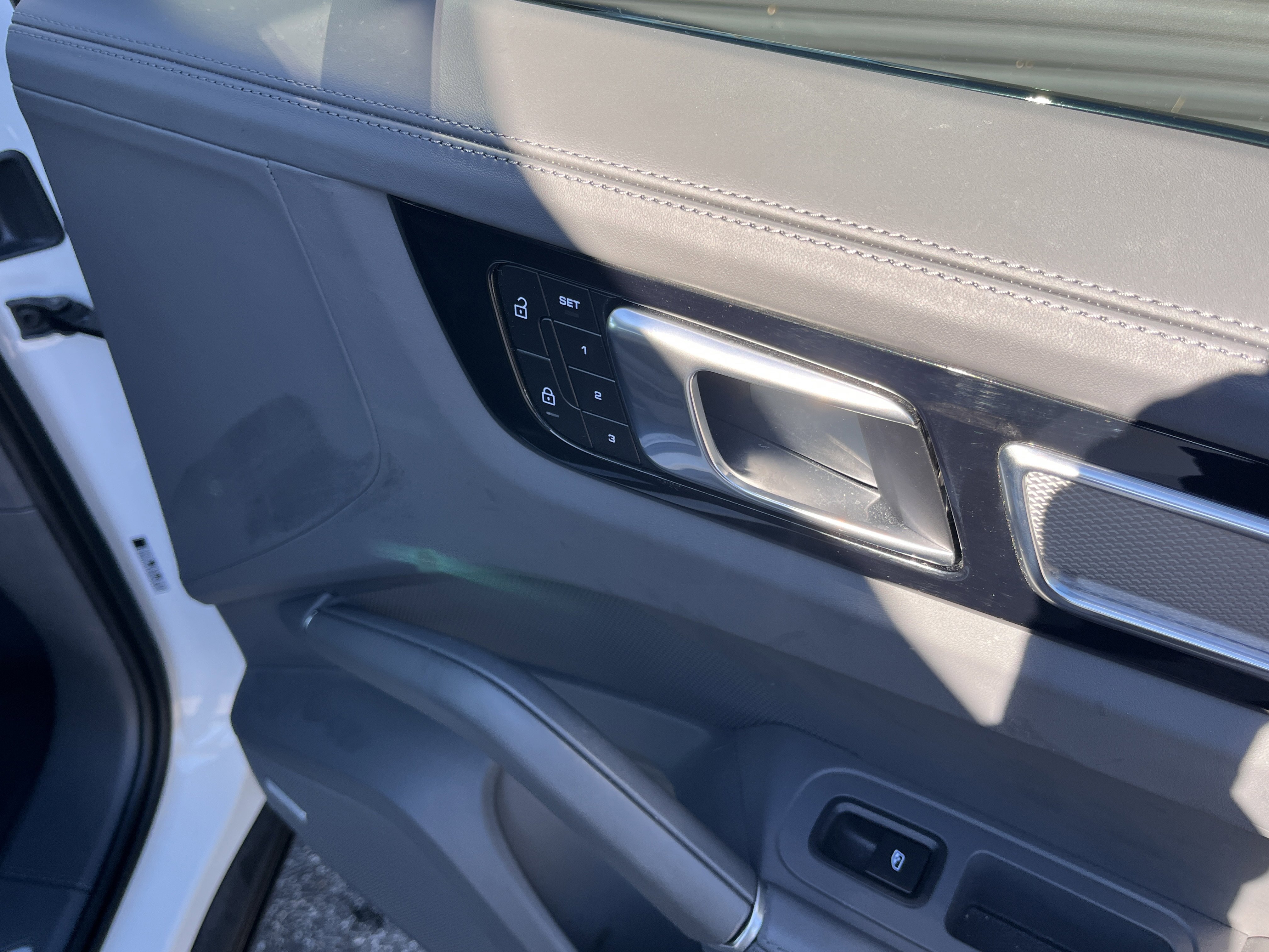 Certified 2023 Porsche Cayenne Platinum Edition image 27