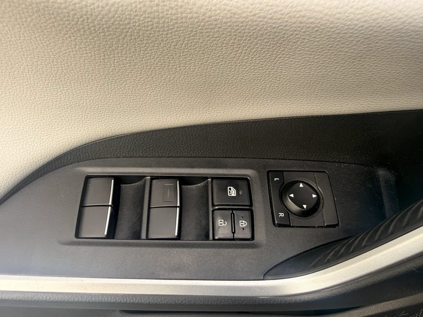 Used 2019 Toyota RAV4 Limited AWD/4WD image 10