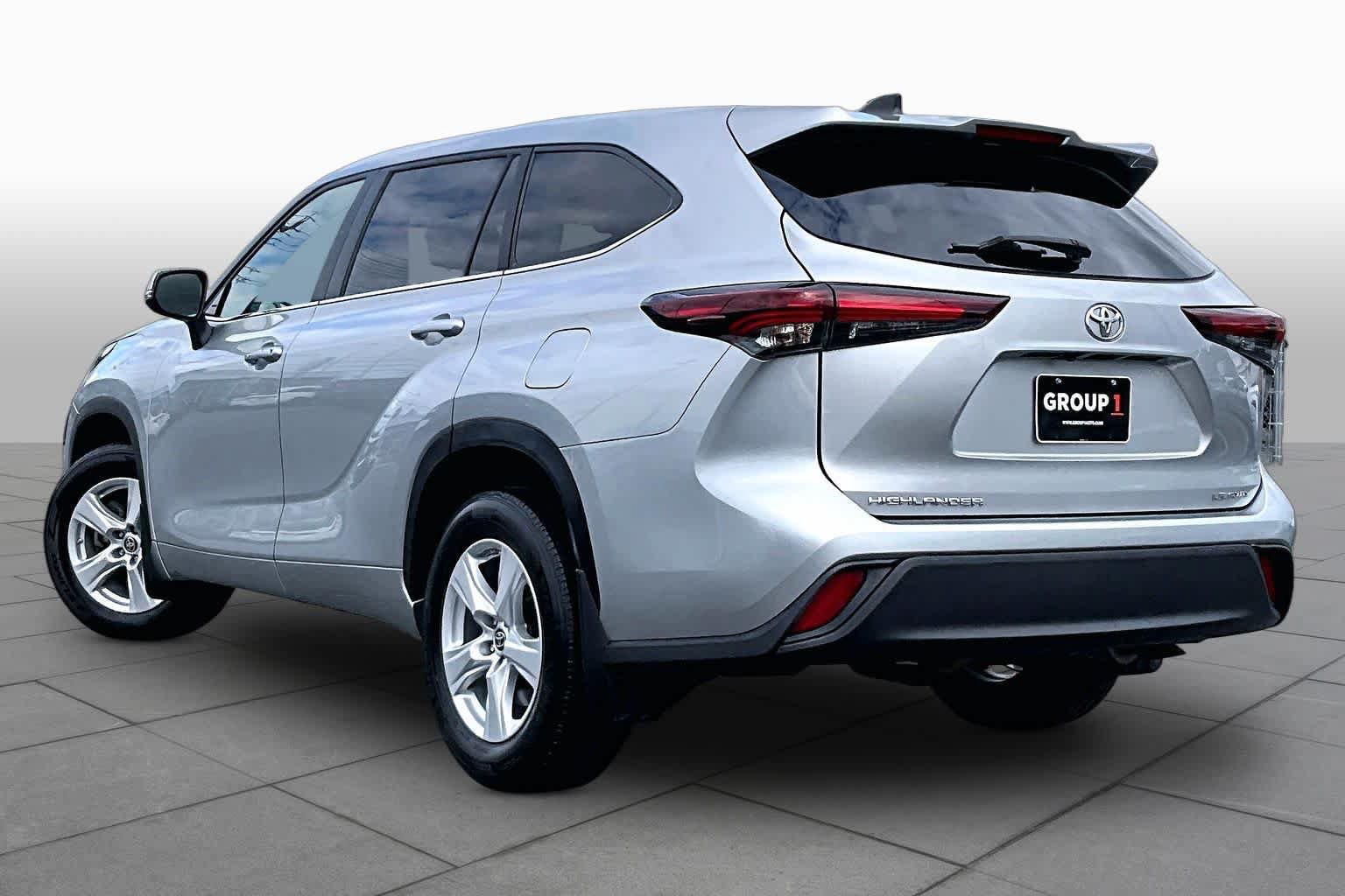Used 2024 Toyota Highlander LE AWD/4WD image 12
