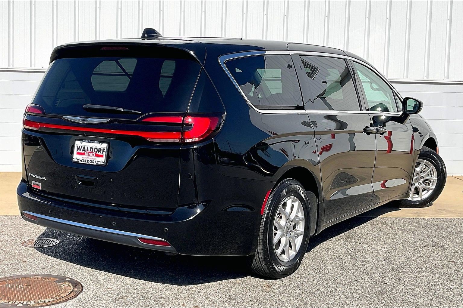 Used 2024 Chrysler Pacifica Touring-L FWD image 17