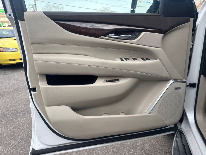 Used 2017 Cadillac Escalade Luxury image 9