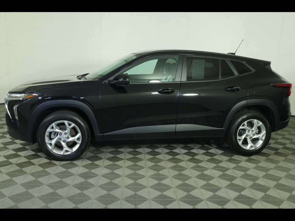 Used 2024 Chevrolet Trax LS w/ LS Convenience Package FWD image 5