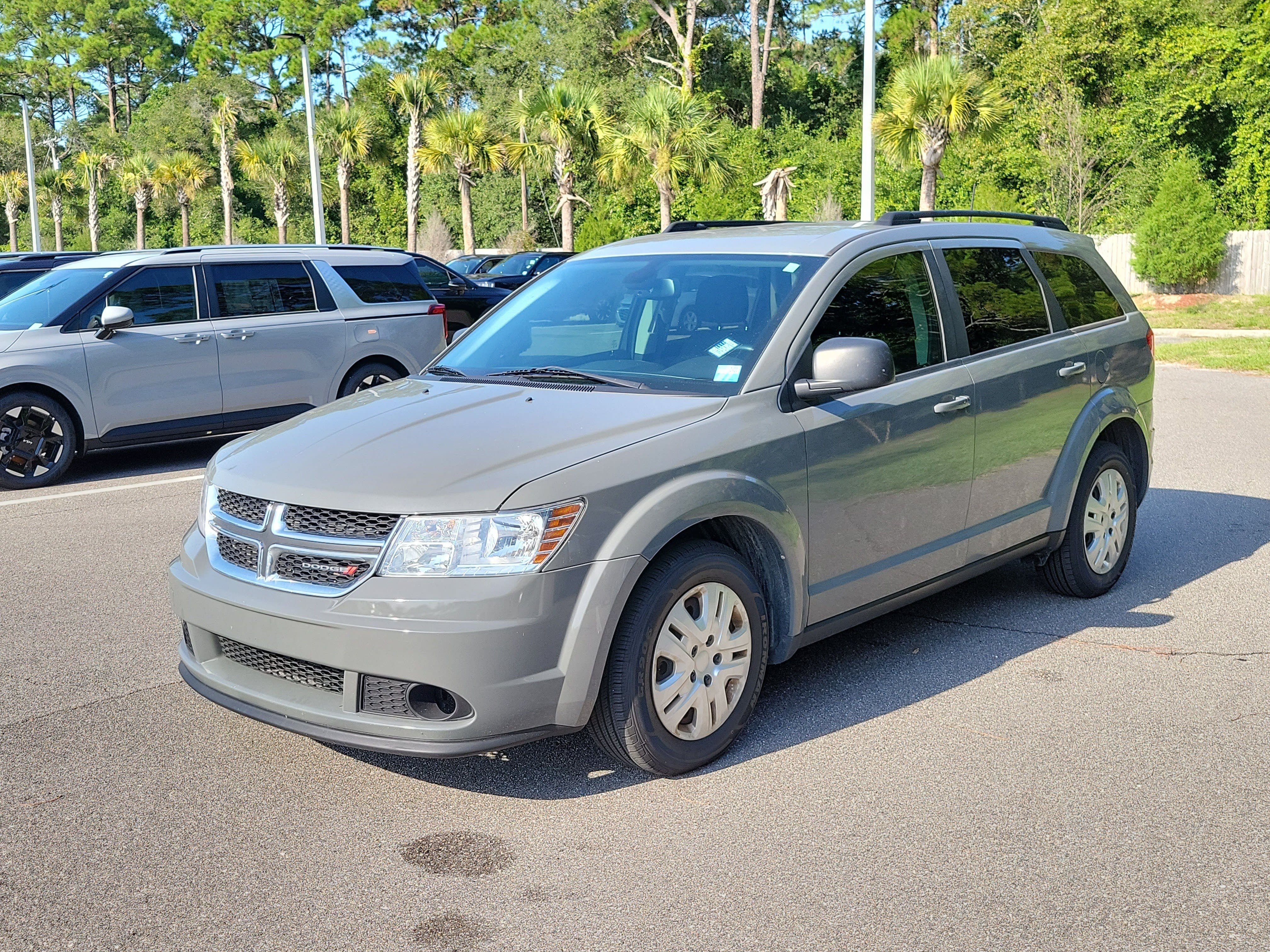 Used 2020 Dodge Journey SE w/ SE Popular Equipment Group FWD image 3