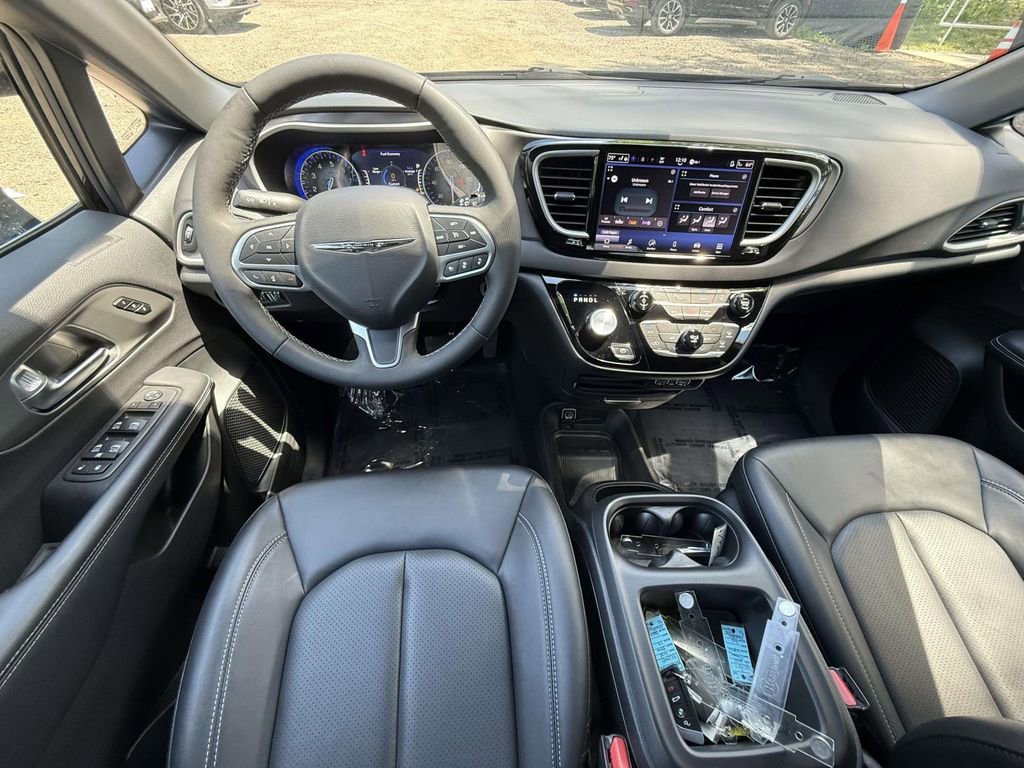 Used 2025 Chrysler Pacifica Select FWD image 14