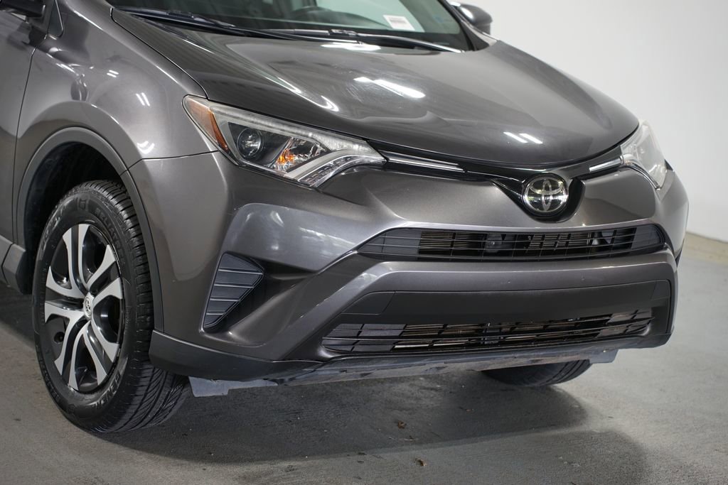 Used 2018 Toyota RAV4 LE FWD image 4