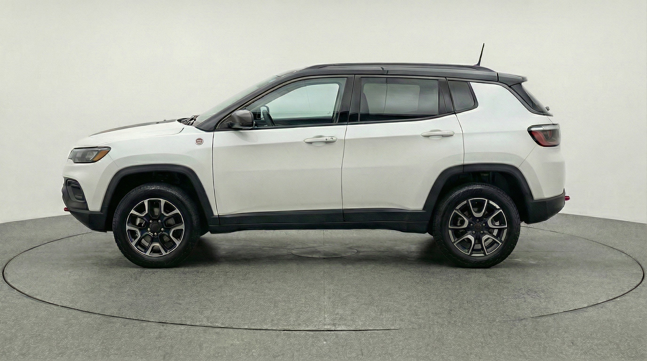 Used 2025 Jeep Compass Trailhawk AWD/4WD image 5