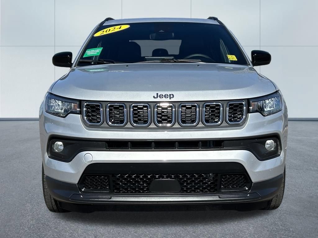 Used 2024 Jeep Compass Latitude image 3