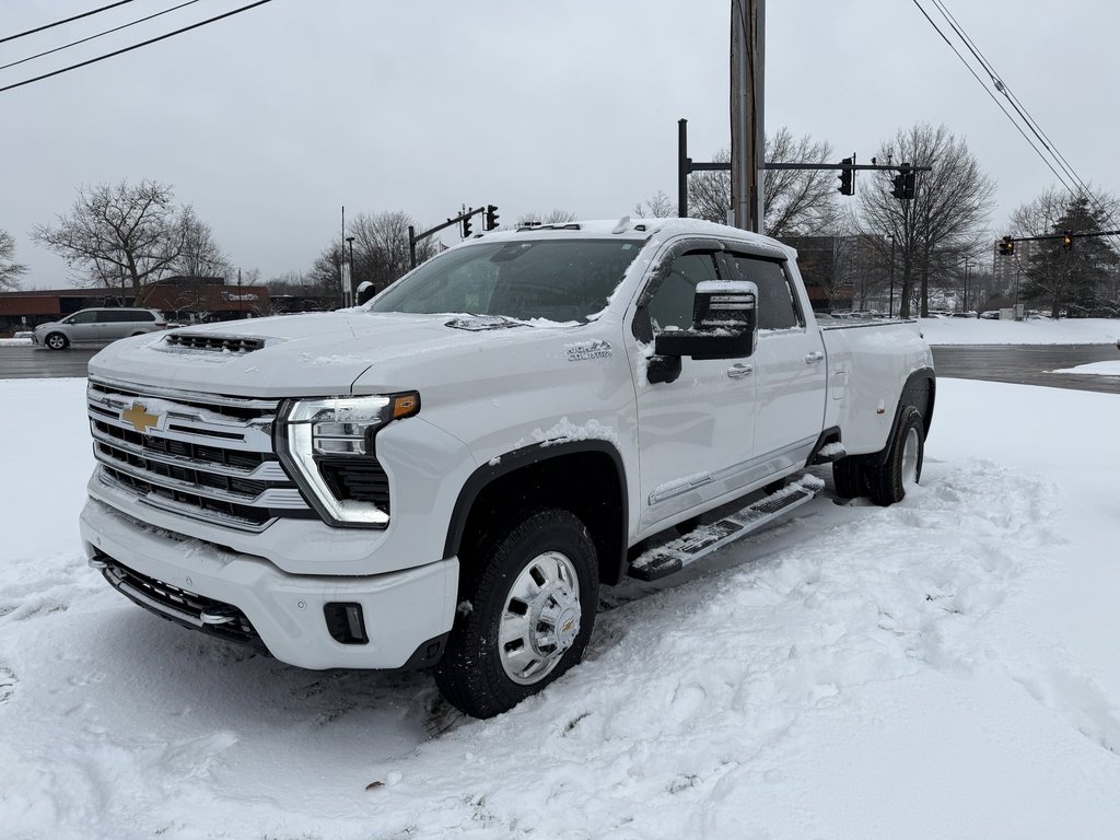 Used 2025 Chevrolet Silverado 3500 High Country w/ High Country Premium Package image 3
