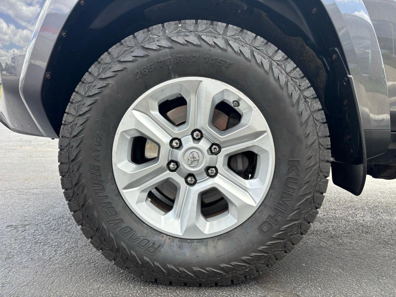 Used 2018 Toyota 4Runner SR5 AWD/4WD image 33