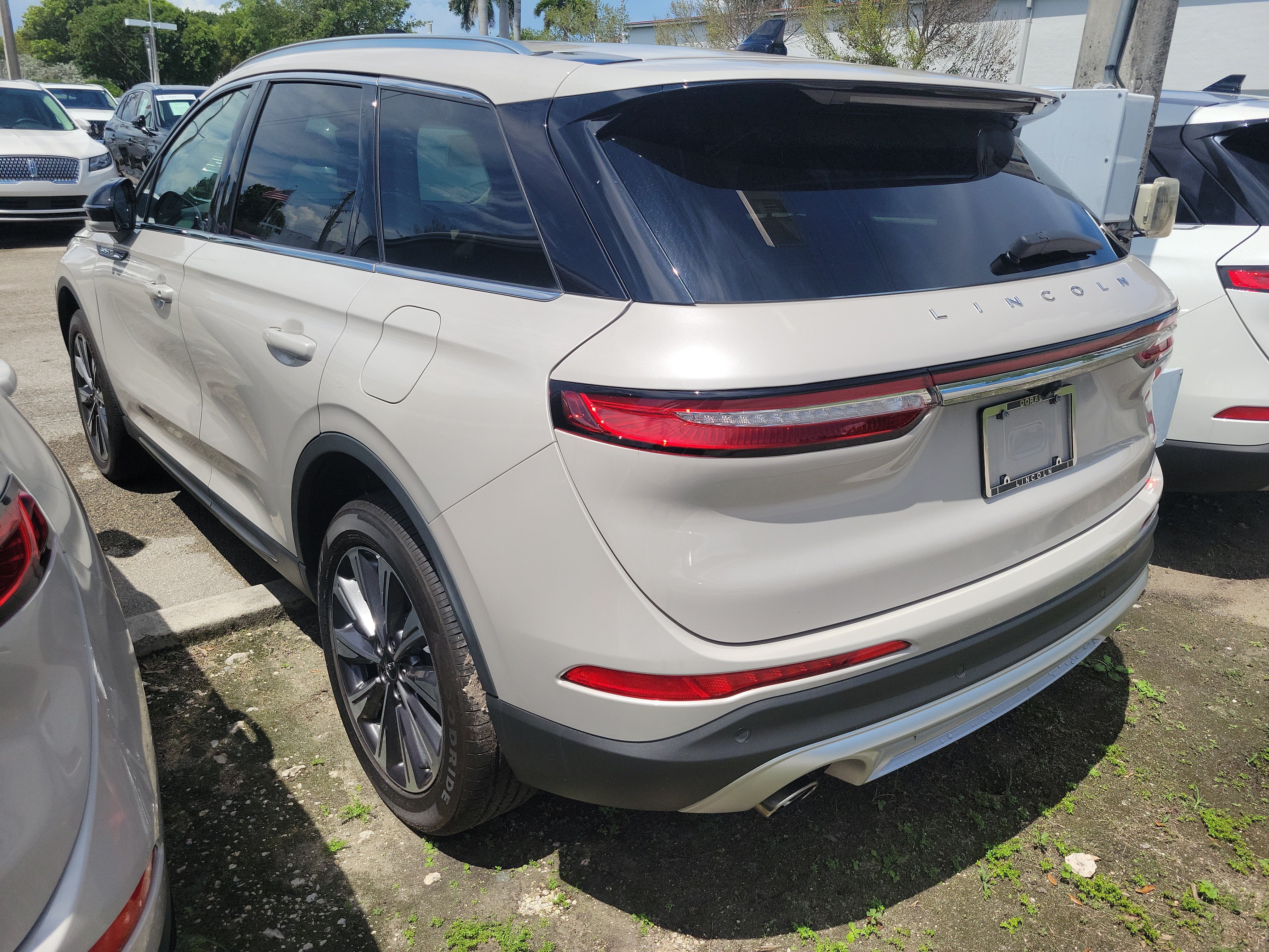 Certified 2022 Lincoln Corsair Reserve w/ Elements Package FWD image 3