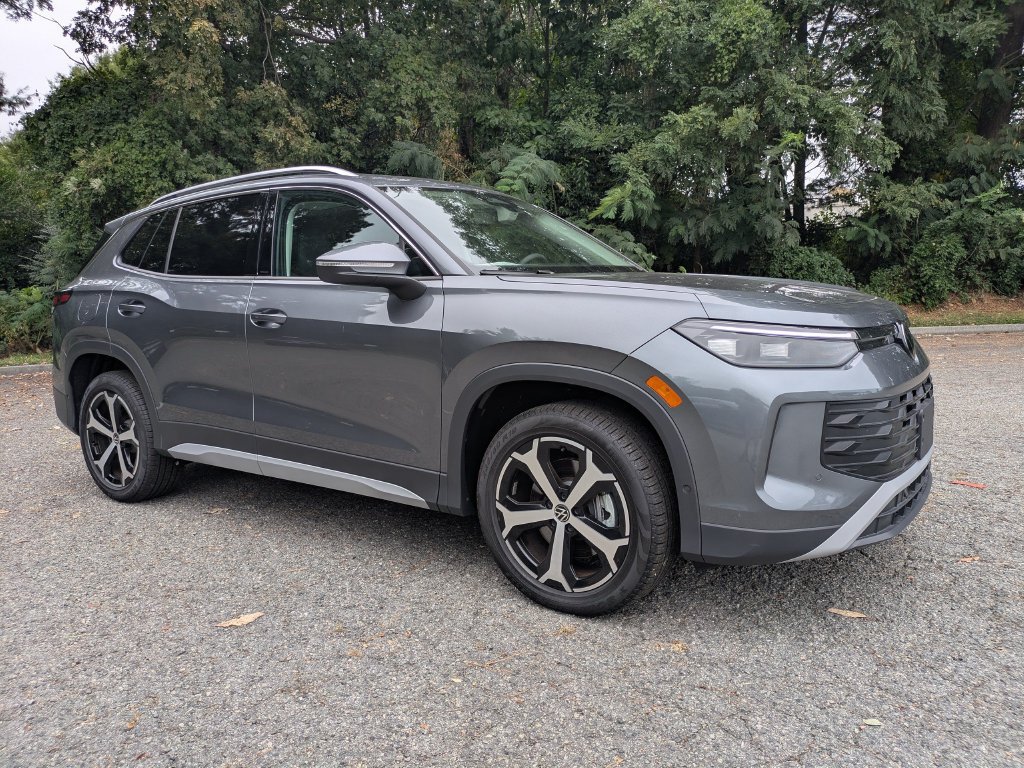 Certified 2025 Volkswagen Tiguan SE AWD/4WD image 2
