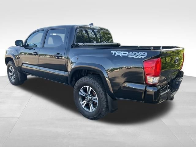 Used 2017 Toyota Tacoma TRD Sport AWD/4WD image 3