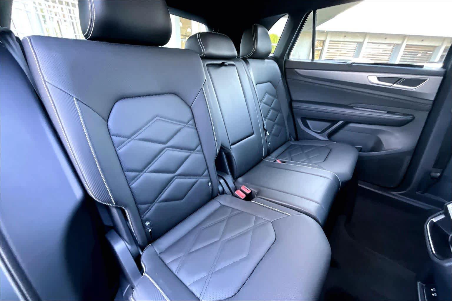 Used 2025 Volkswagen Atlas Cross Sport SE FWD image 21