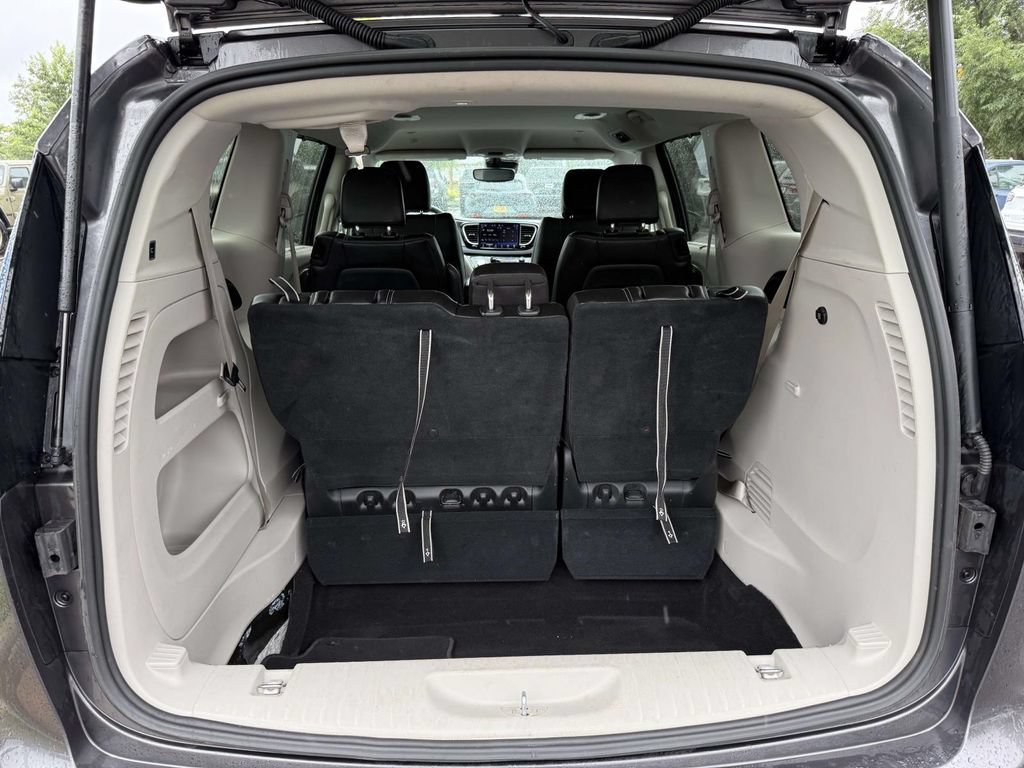 Used 2023 Chrysler Pacifica Touring-L FWD image 33
